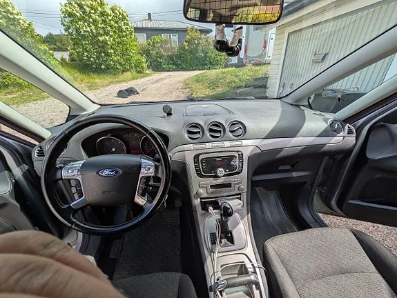 Ford Galaxy 2010 photo 4