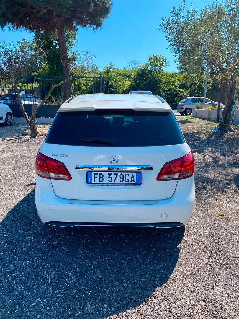 Mercedes-Benz B 180 D Executive 2015 photo 3