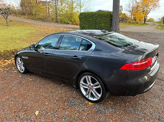 Jaguar Xe 2016 photo 2