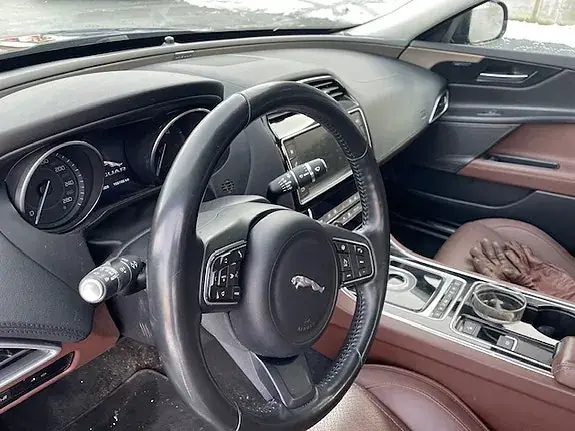 Jaguar Xe 2016 photo 5