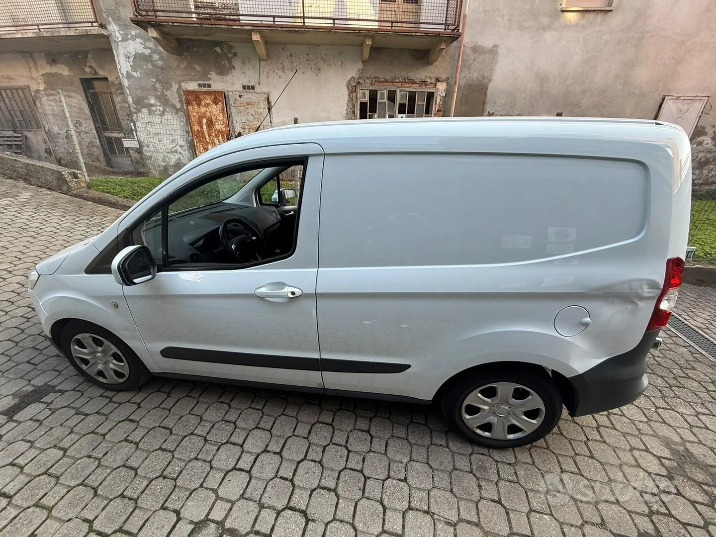 Ford Transit Courier 2018 photo 2