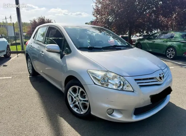 Toyota Auris 2011 photo 2