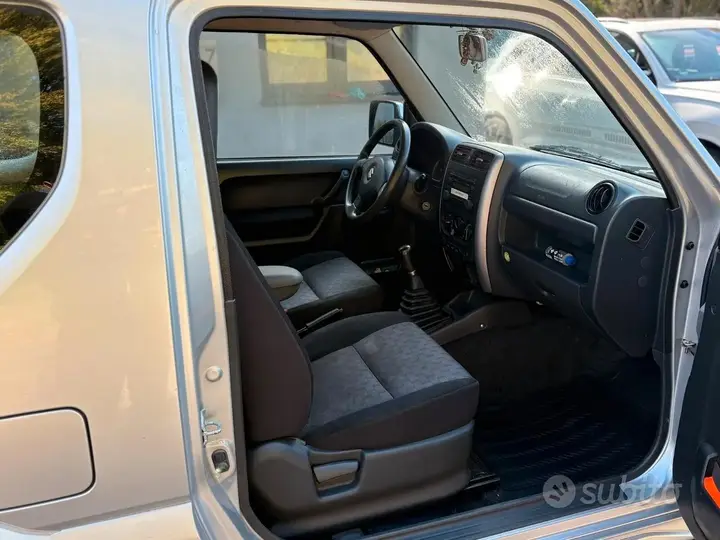 Suzuki Jimny 2010 photo 4