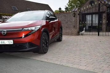 Nissan Leaf 2026 photo 2