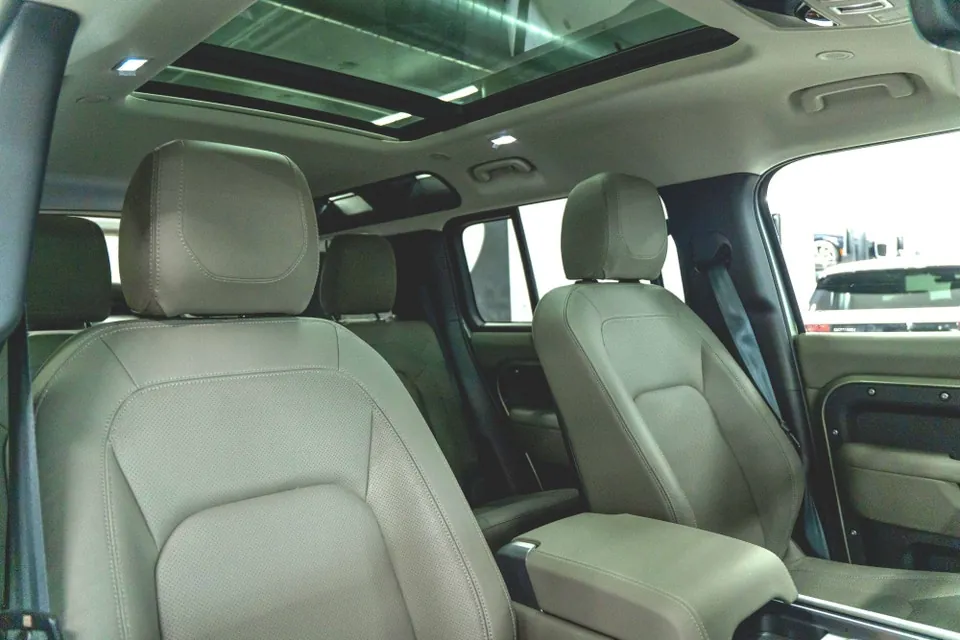 Land Rover Defender 2024 photo 3