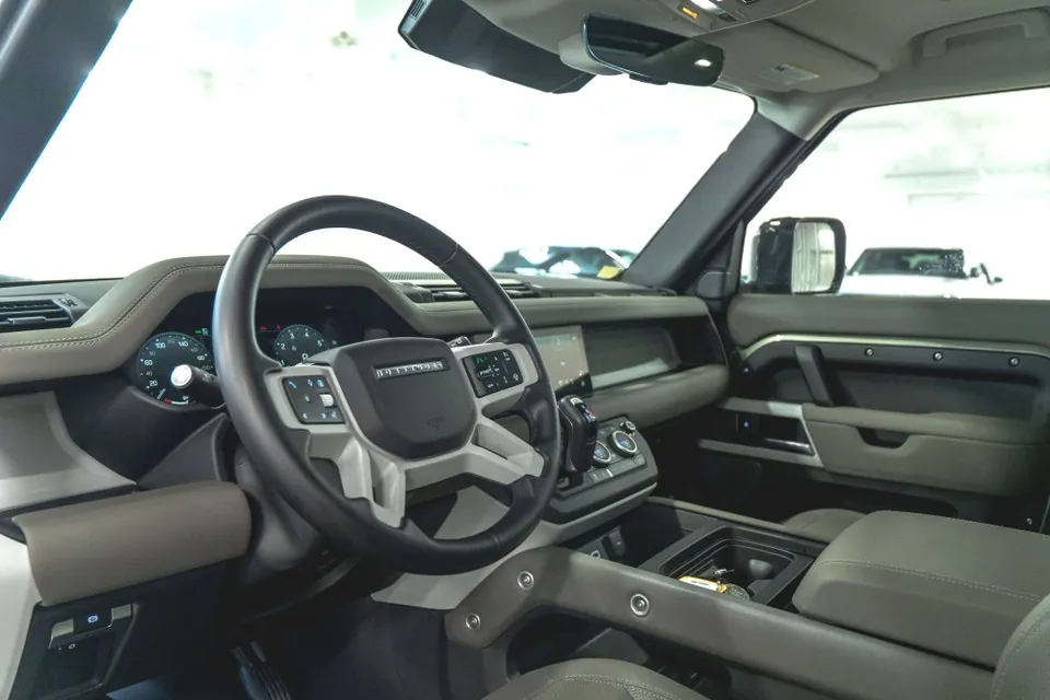 Land Rover Defender 2024 photo 2