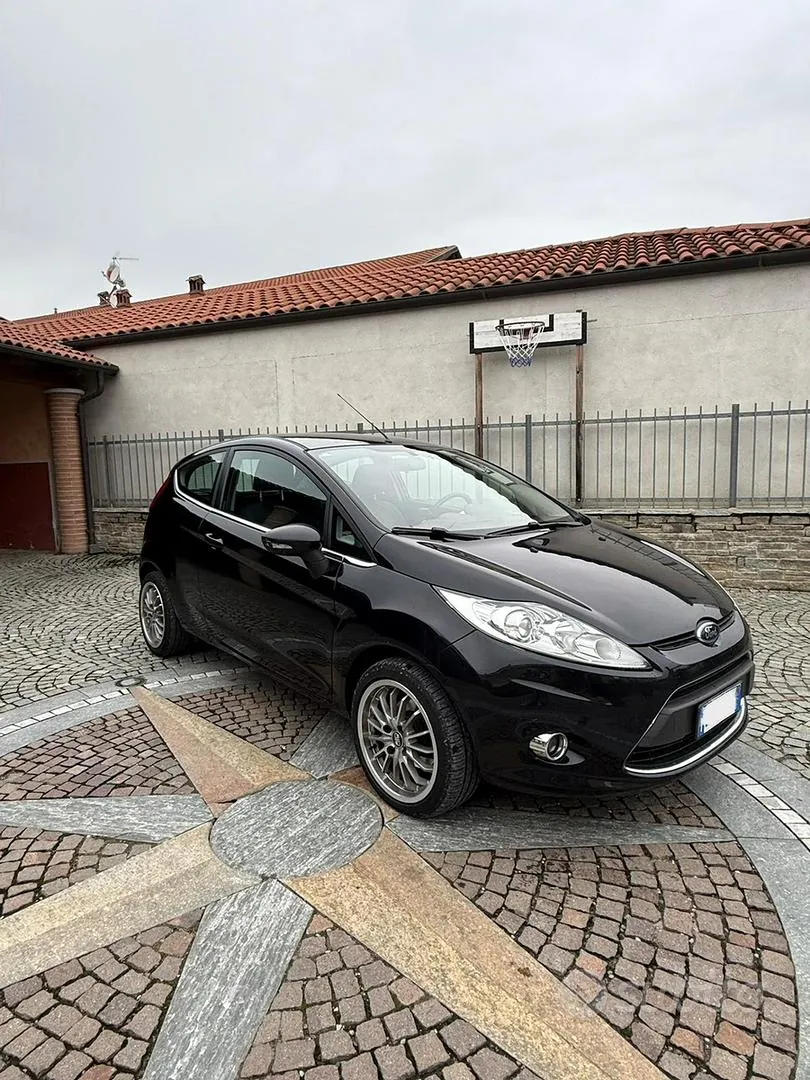 Ford Fiesta 2011 photo 2