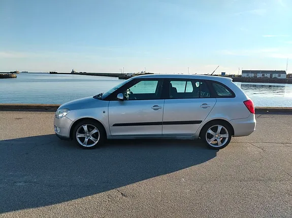 Skoda Fabia 2009 photo 2