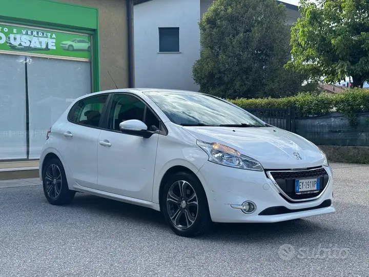 Peugeot 208 2015 photo 3