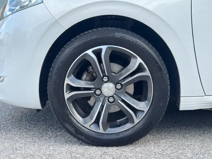 Peugeot 208 2015 photo 5