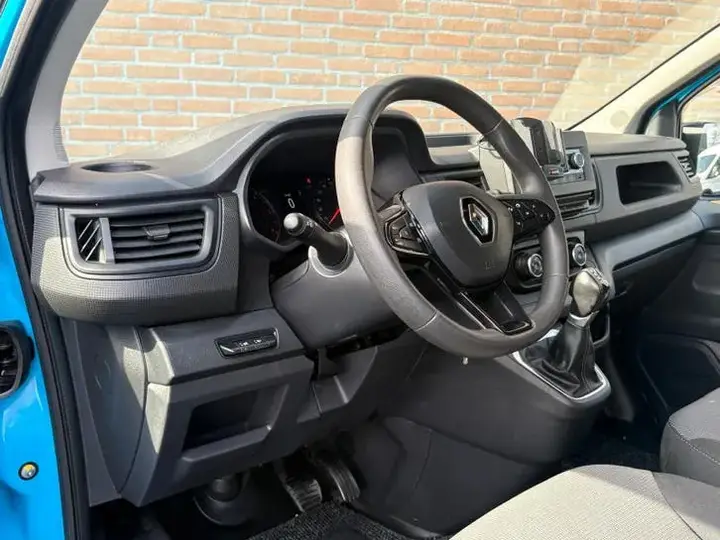 Renault Trafic 2023 photo 2