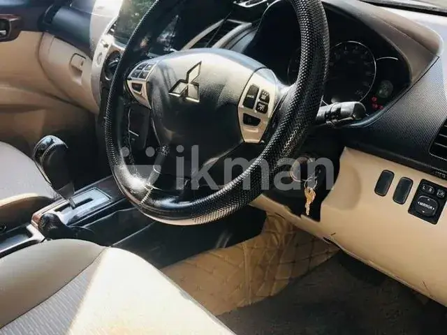 Mitsubishi Montero 2011 photo 3
