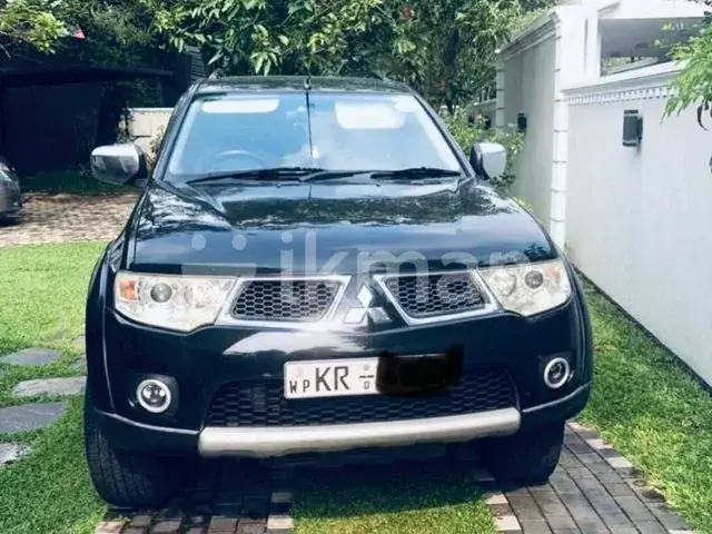 Mitsubishi Montero 2011 photo 4