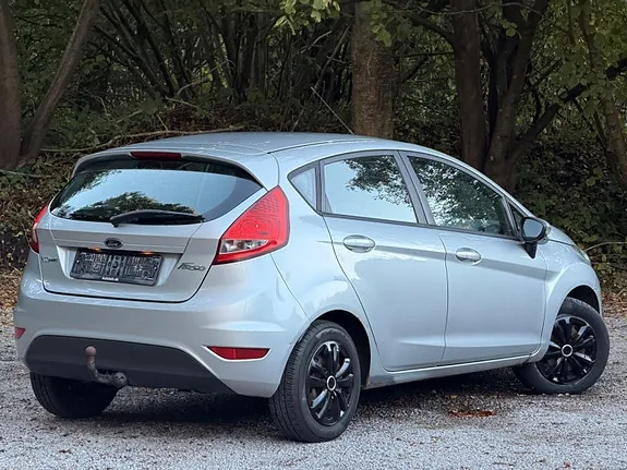 Ford Fiesta 2010 photo 2