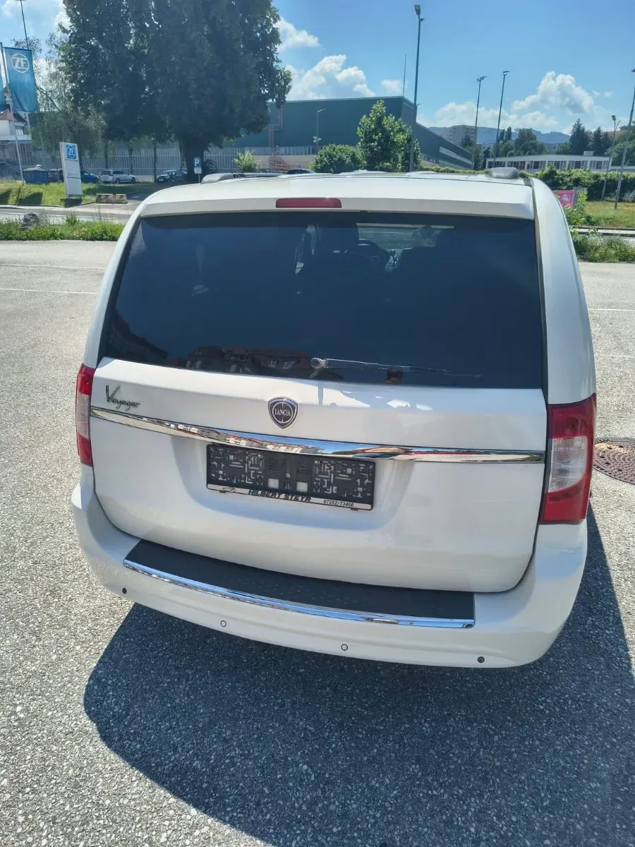 Lancia Voyager 2011 photo 2