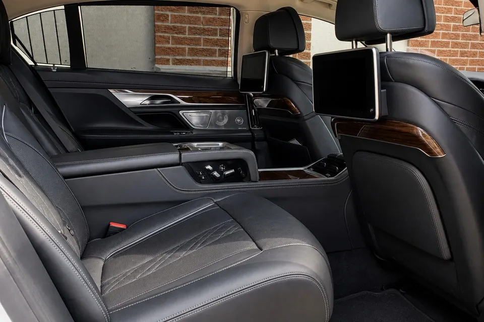 BMW 7 Series 2018 photo 3