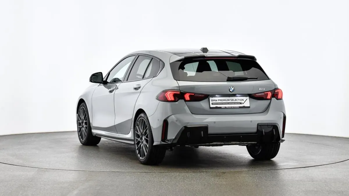BMW 1 Series 2025 photo 3