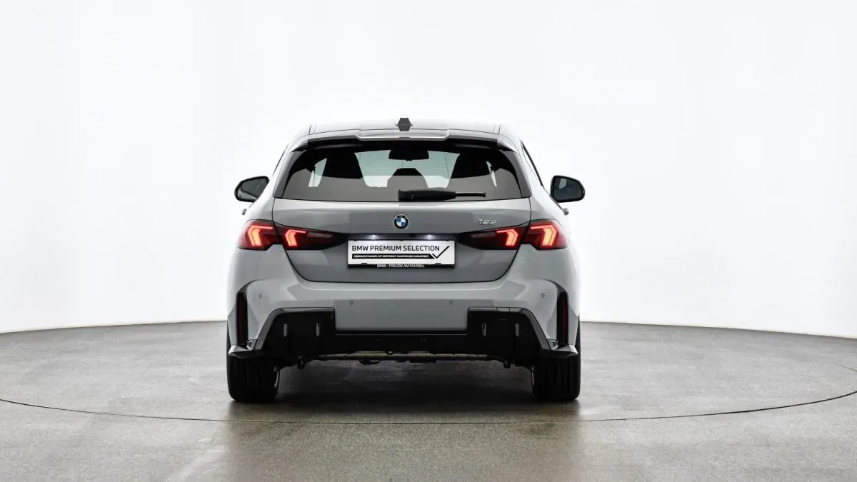 BMW 1 Series 2025 photo 2