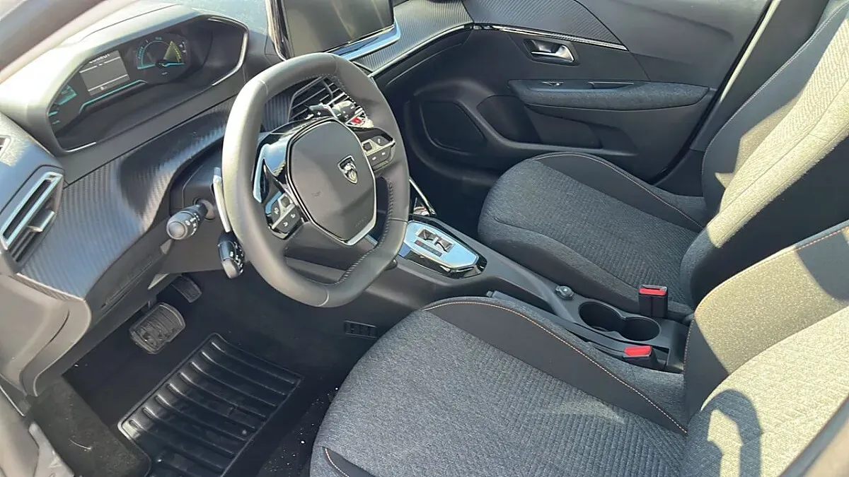 Peugeot 208 2025 photo 2