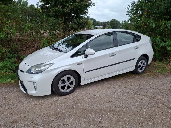 Toyota Prius photo 3