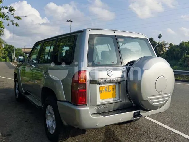 Nissan Patrol 2011 photo 2