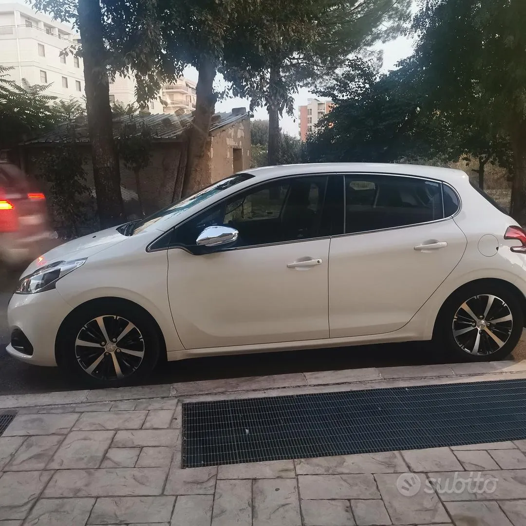 Peugeot 208 2018 photo 3