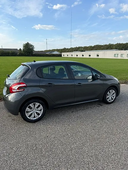 Peugeot 208 2013 photo 4