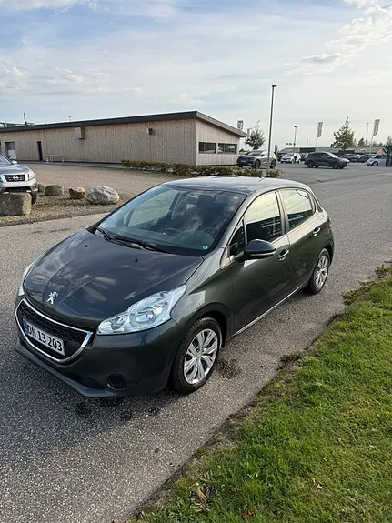 Peugeot 208 2013 photo 2