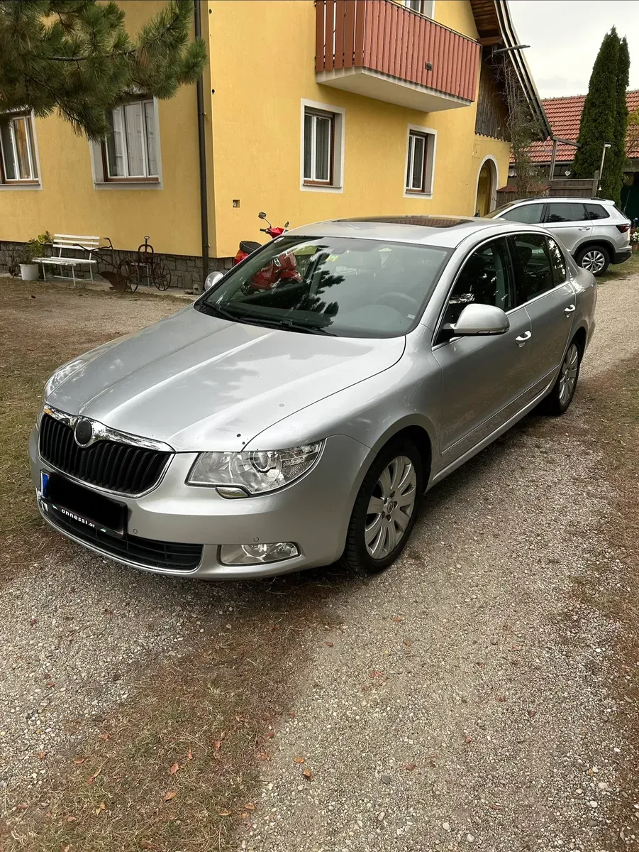 Skoda Superb 2010 photo 2