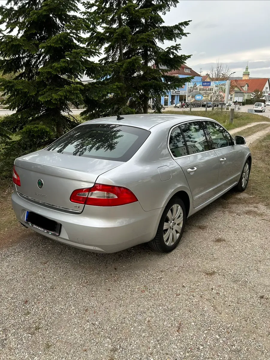 Skoda Superb 2010 photo 3
