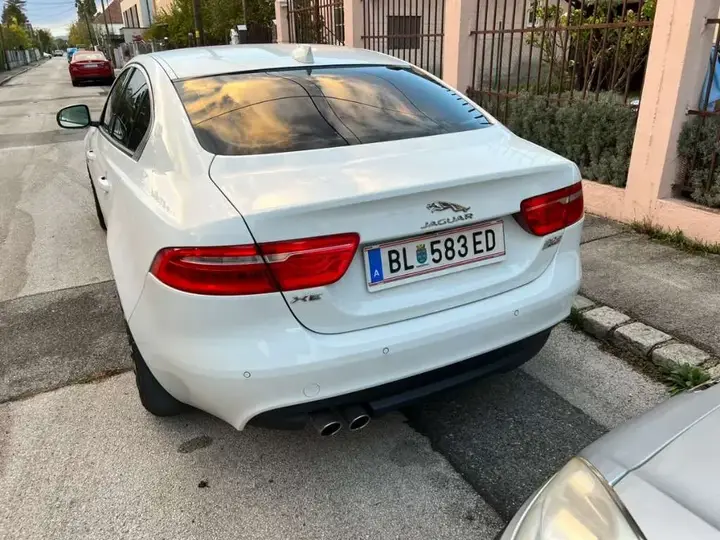 Jaguar Xe 2018 photo 3