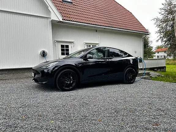 Tesla Model Y 2023 photo 4