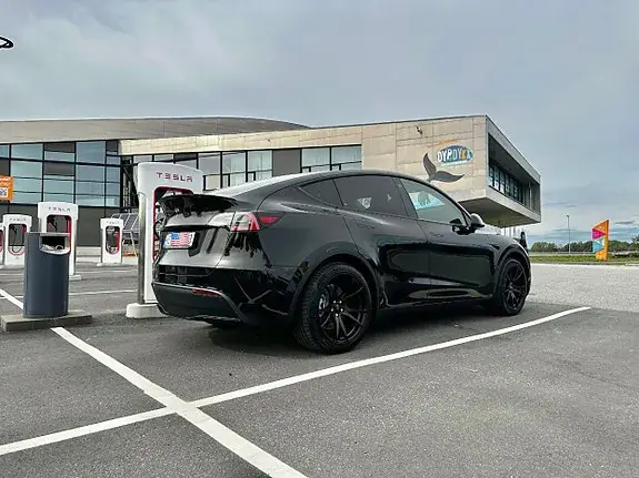 Tesla Model Y 2023 photo 2