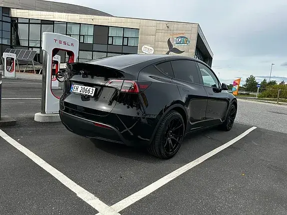 Tesla Model Y 2023 photo 3