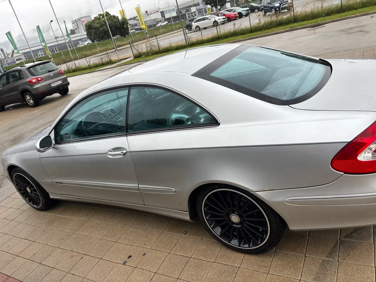 Mercedes-Benz Clk-Class 2002 photo 2