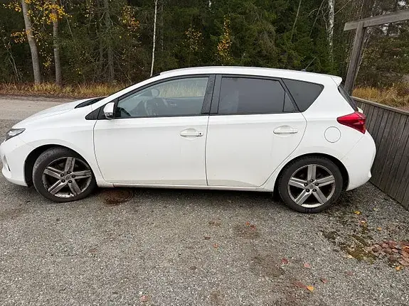 Toyota Auris 2014 photo 3