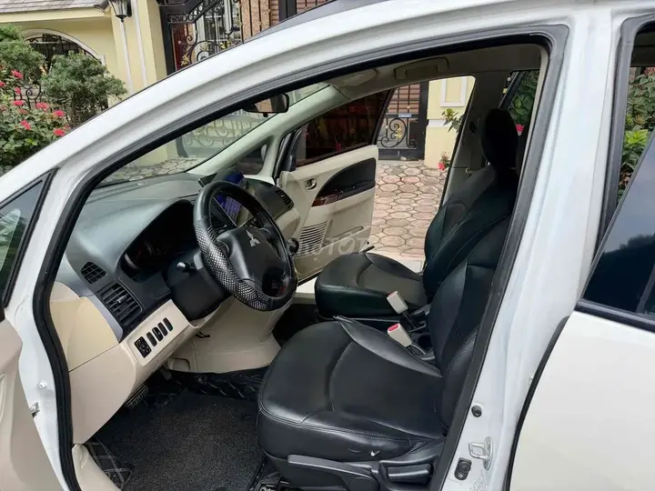 Mitsubishi Grandis 2009 photo 5