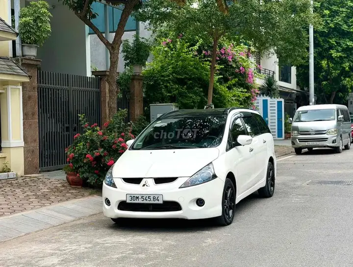 Mitsubishi Grandis 2009 photo 2