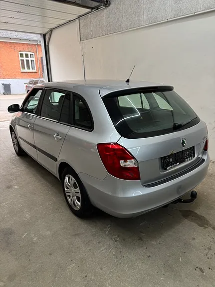 Skoda Fabia 2011 photo 3