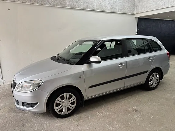 Skoda Fabia 2011 photo 2