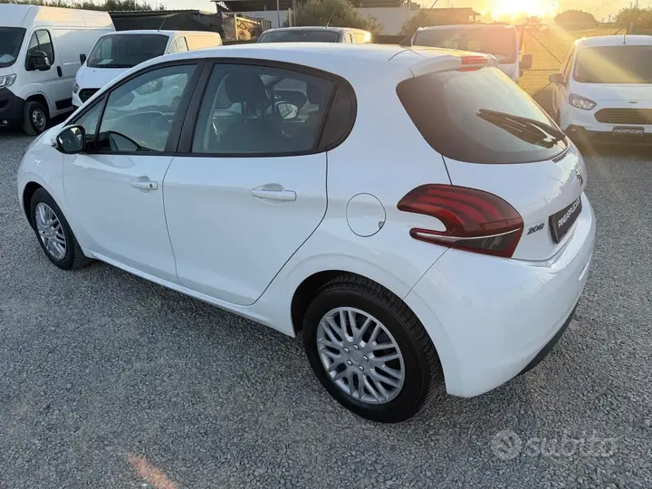 Peugeot 208 2016 photo 2