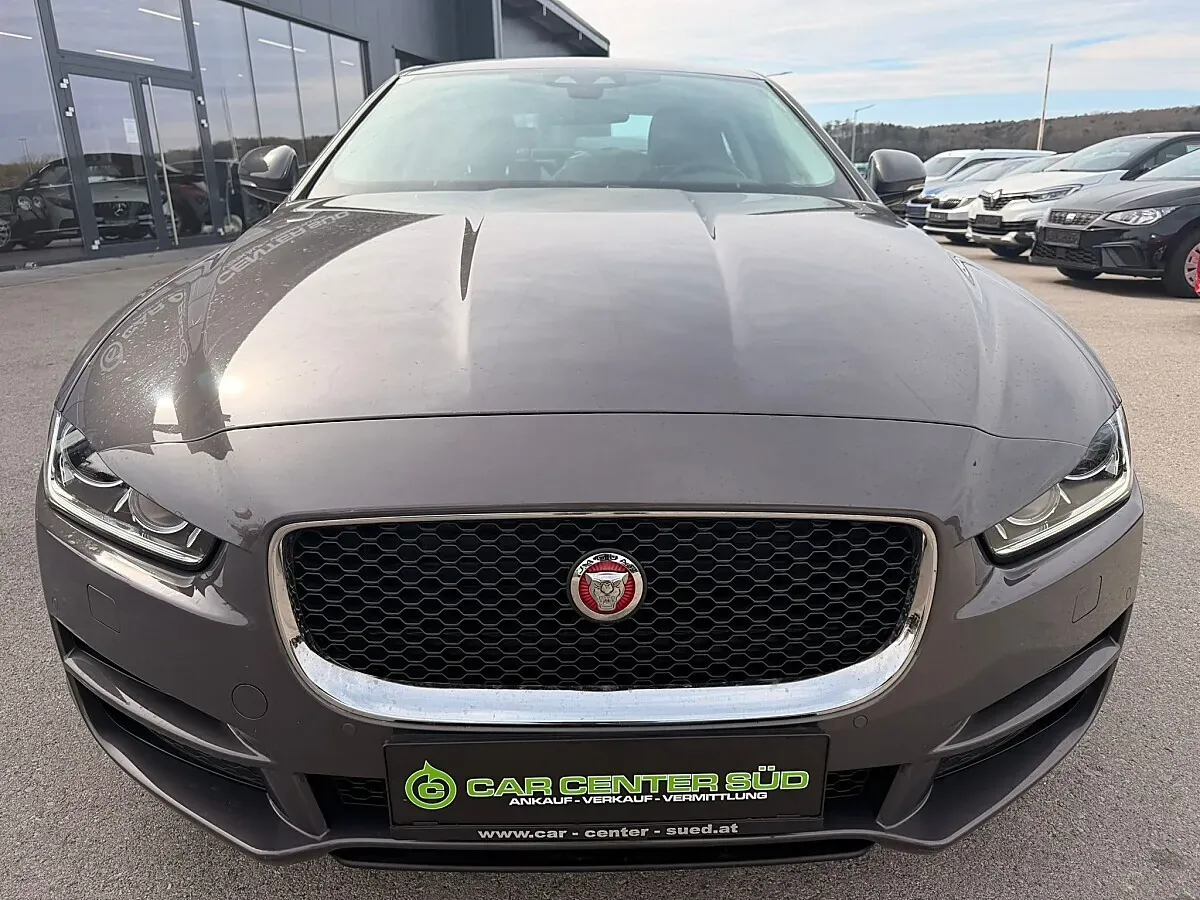 Jaguar Xe 2018 photo 2