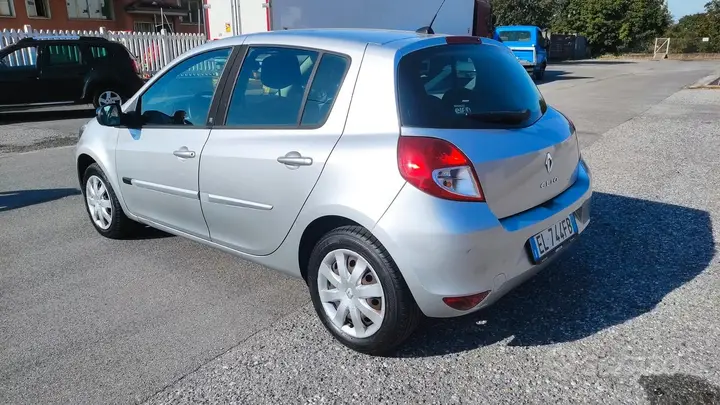 Renault Clio 2011 photo 2