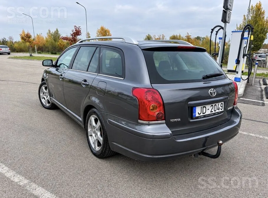Toyota Avensis 2005 photo 2