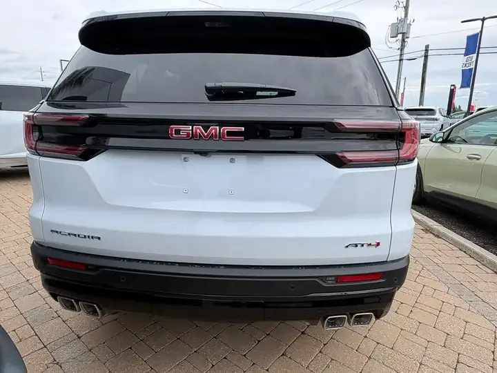 GMC Acadia 2027 photo 2