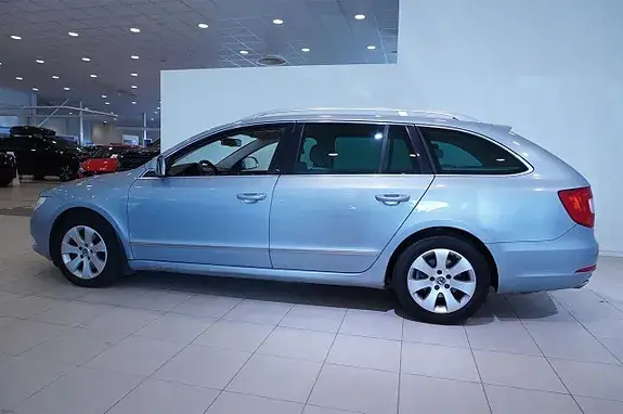 Skoda Superb 2011 photo 4