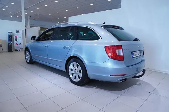 Skoda Superb 2011 photo 5