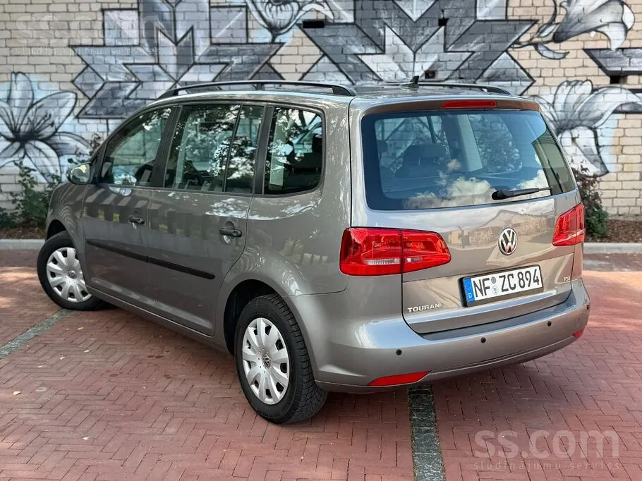 Volkswagen Touran 2011 photo 2