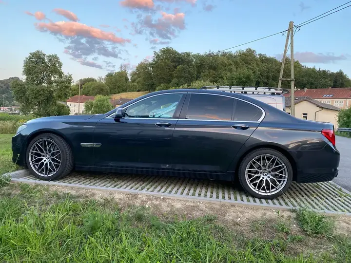 BMW 7 Series 2009 photo 3