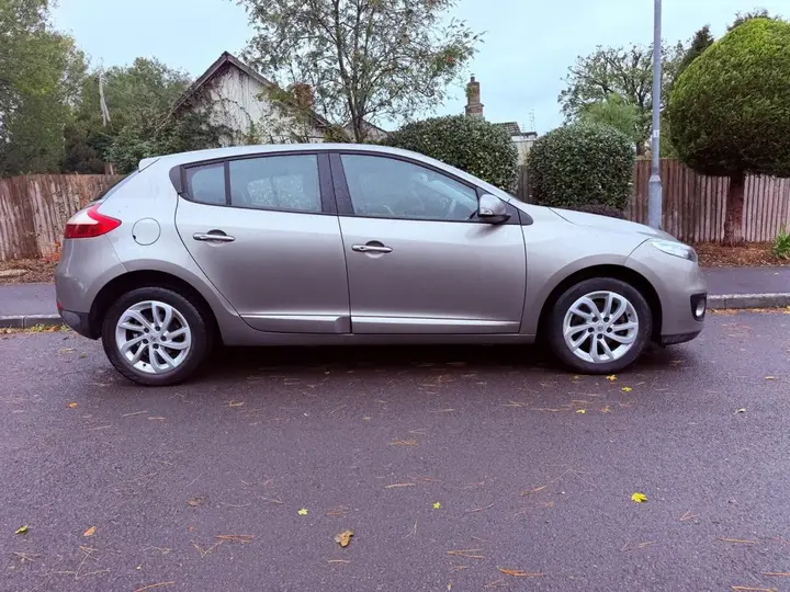 Renault Megane 2012 photo 2